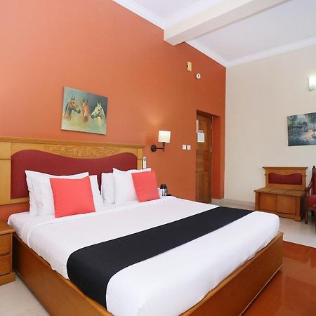 Capital O 45944 Club 7 Hotell Tiruvalla Exteriör bild
