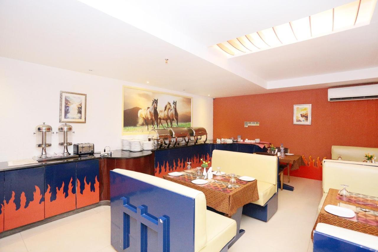 Capital O 45944 Club 7 Hotell Tiruvalla Exteriör bild