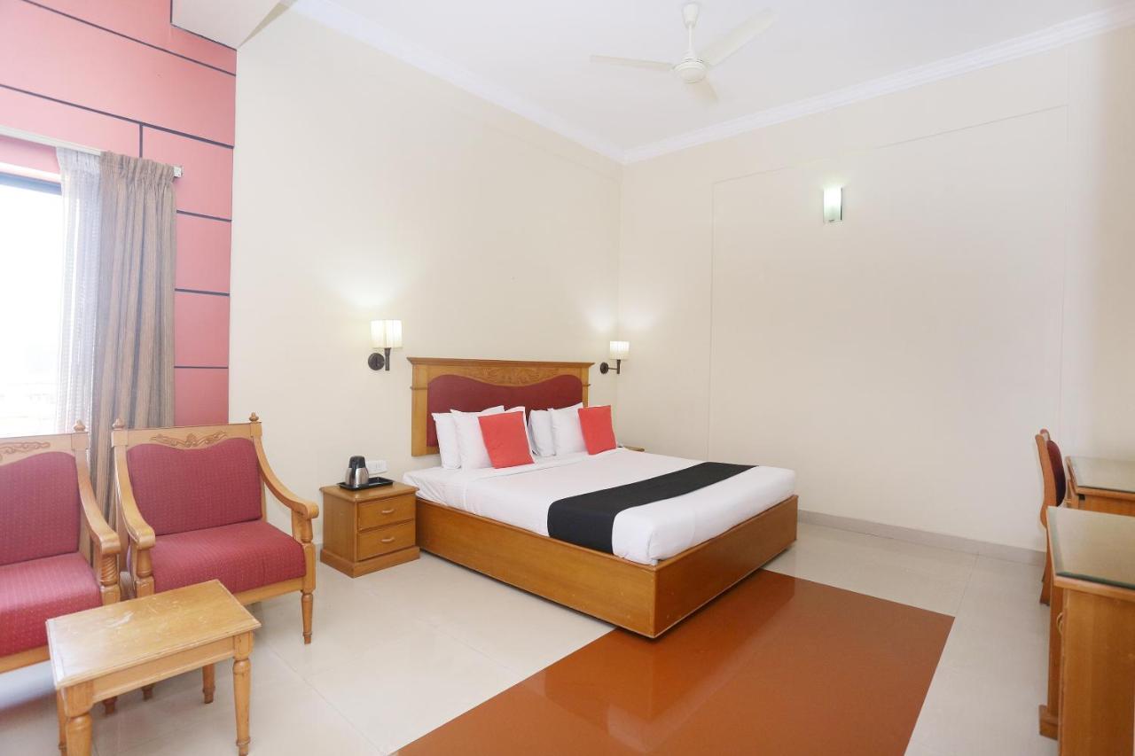 Capital O 45944 Club 7 Hotell Tiruvalla Exteriör bild